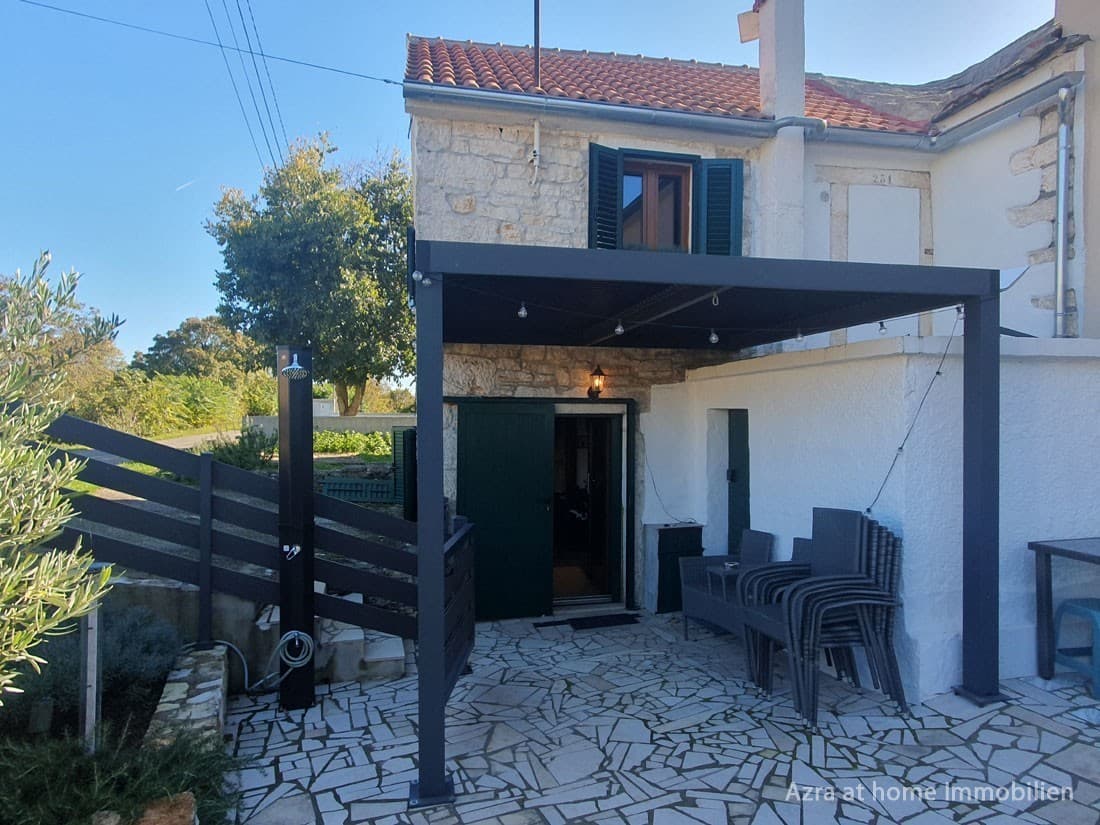 Zum Verkauf steht ein renoviertes, möbliertes istrisches Steinhaus mit 37 m² in Sveti Petar u Sumi