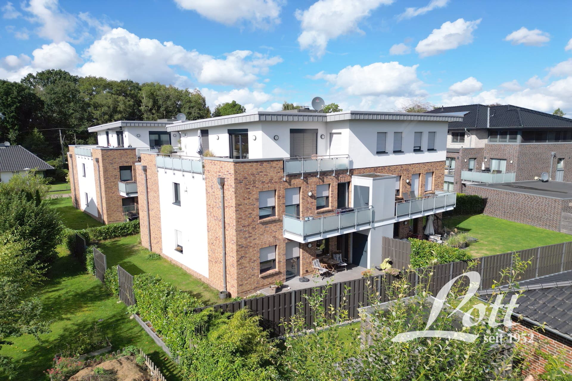 **Tolle Oberwohnung mit Balkon in Augustfehn - mit Fahrstuhl!**