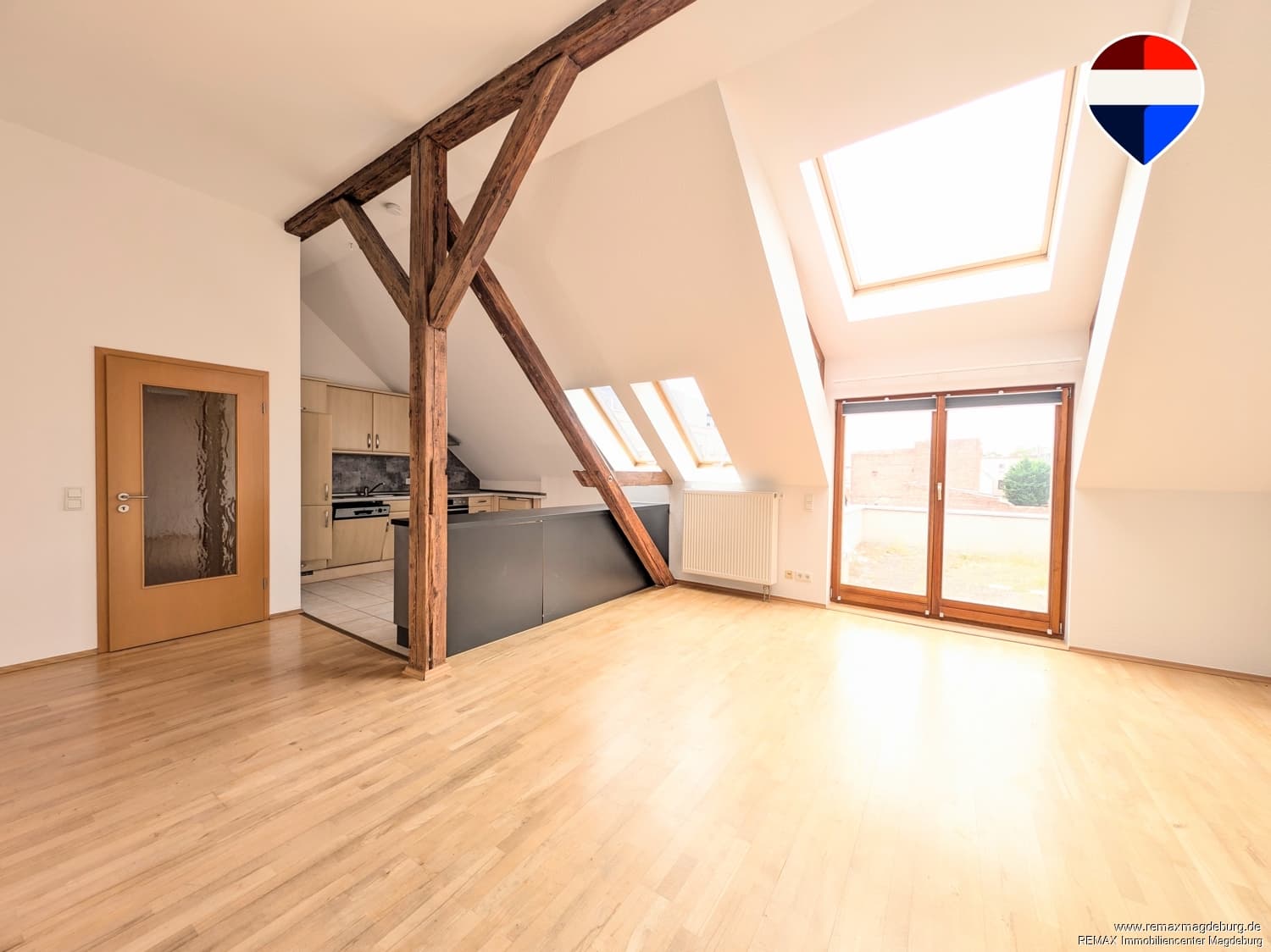 Lichtdurchflutete Dachgeschosswohnung mit historischem Charme und großzügiger Dachterrasse
