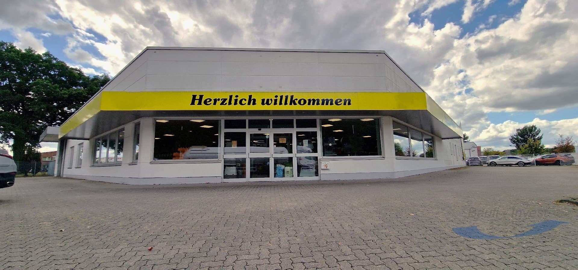 Moderne Halle ca. 1.475qm mit Büro und Ausstellungsfläche in Wesel