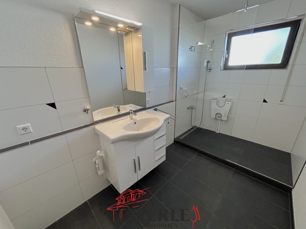 3-Zimmer-Wohnung mit einem sonnigen Balkon, modernem Badezimmer, Aufzug und einem Außenstellplatz!