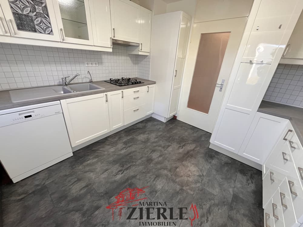 Lichtdurchflutete 3,5-Zimmer-Wohnung mit heller Einbauküche und sonnigen Balkon in zentraler Lage!