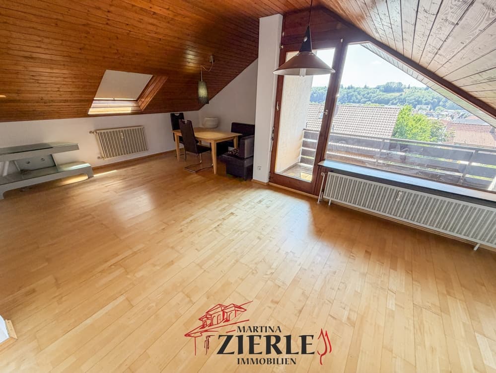 Helle Dachgeschosswohnung in gefragter Halbhöhenlage von Ebersbach mit Einbauküche und Balkon!