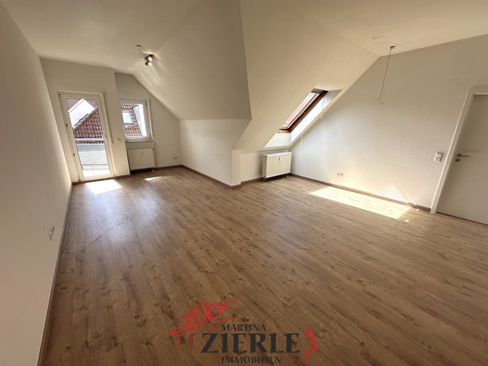 Gelegenheit, ab 01.02.2027 frei! Schöne helle DG-Wohnung mit Balkon, Einbauküche und TG-Stellplatz!