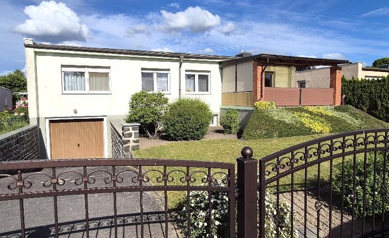 Idyllisch Wohnen: Einfamilienhaus auf großen Grundstück in Seegrehna