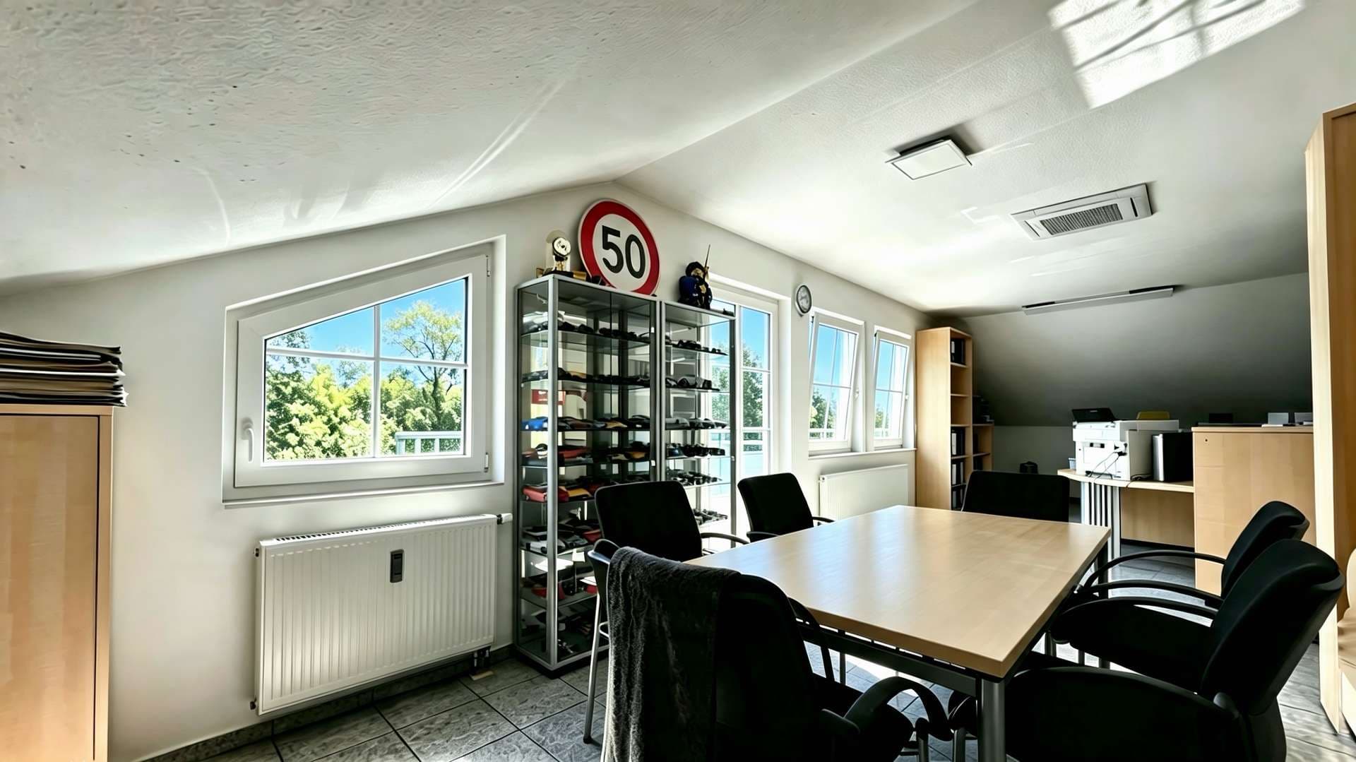 Lichtdurchflutete Dachgeschosswohnung mit großem Balkon und Klimaanlage
