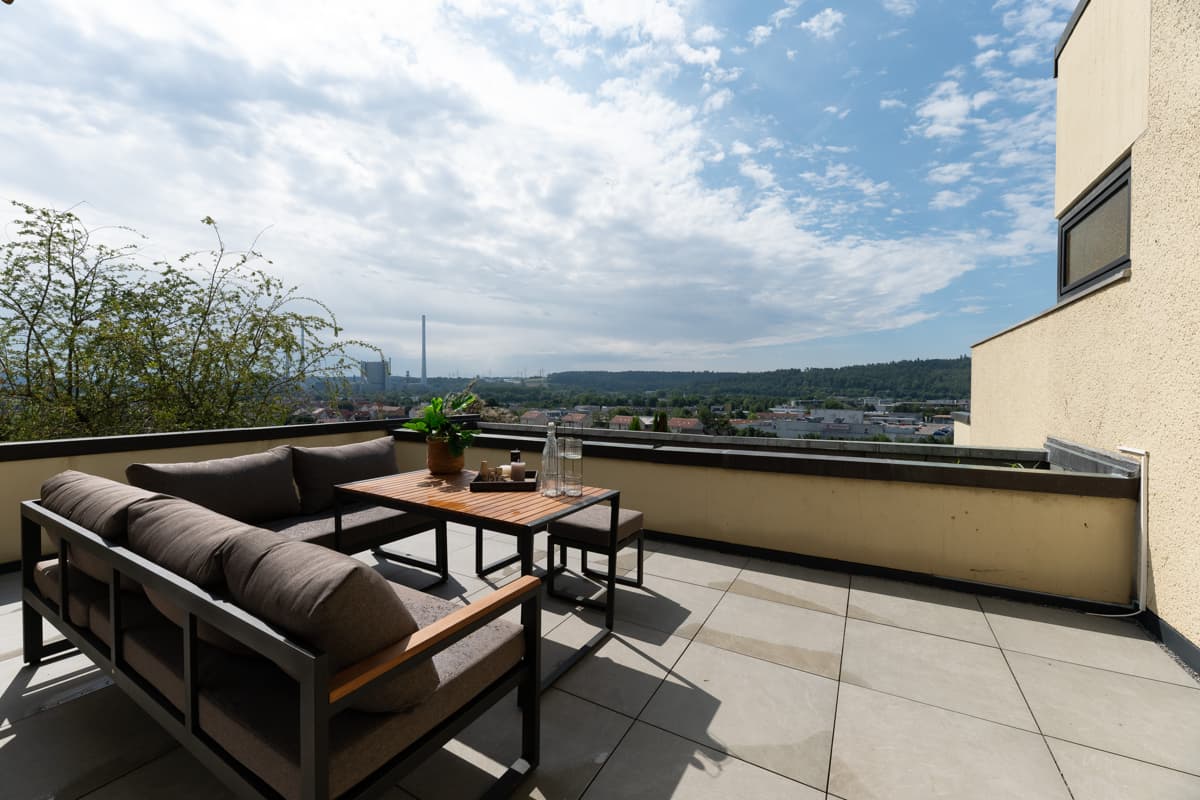 Wohnen mit Ausblick - Modernisierte 2,5-Zimmer Wohnung mit zwei Terrassen in Esslingen
