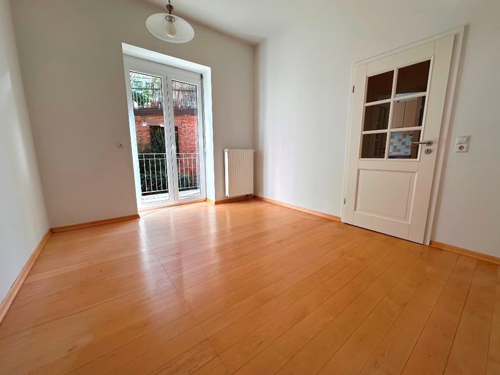 Gepflegte 3-Zi.-Altbauwohnung mit Balkon und großer Terrasse in Stuttgart-West