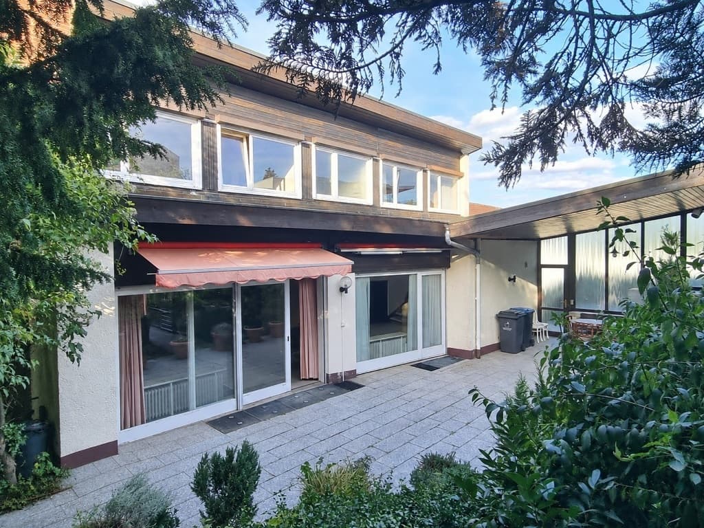 Familienfreundliches Einfamilienhaus mit Einliegerwohnung in attraktiver Aussichtslage von Leonberg