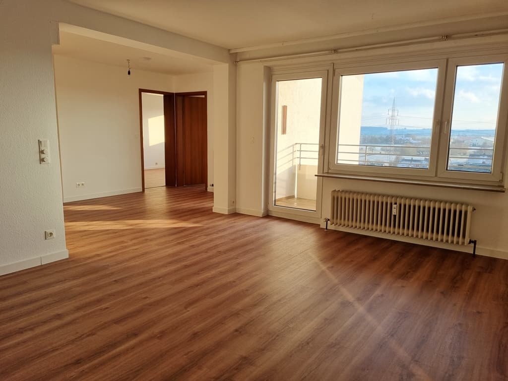 "Helle 3,5-Zi.-OG-Wohnung mit Balkon, Aufzug, TG & Wellnessbereich in Ostfildern-Scharnhausen"