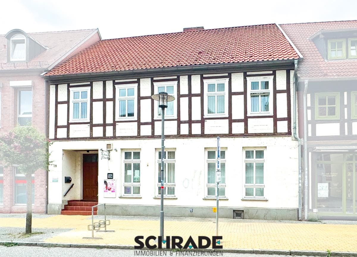 Vermietetes Wohn-und Geschäftshaus mit Auffahrt, Stellplätzen und Garagen