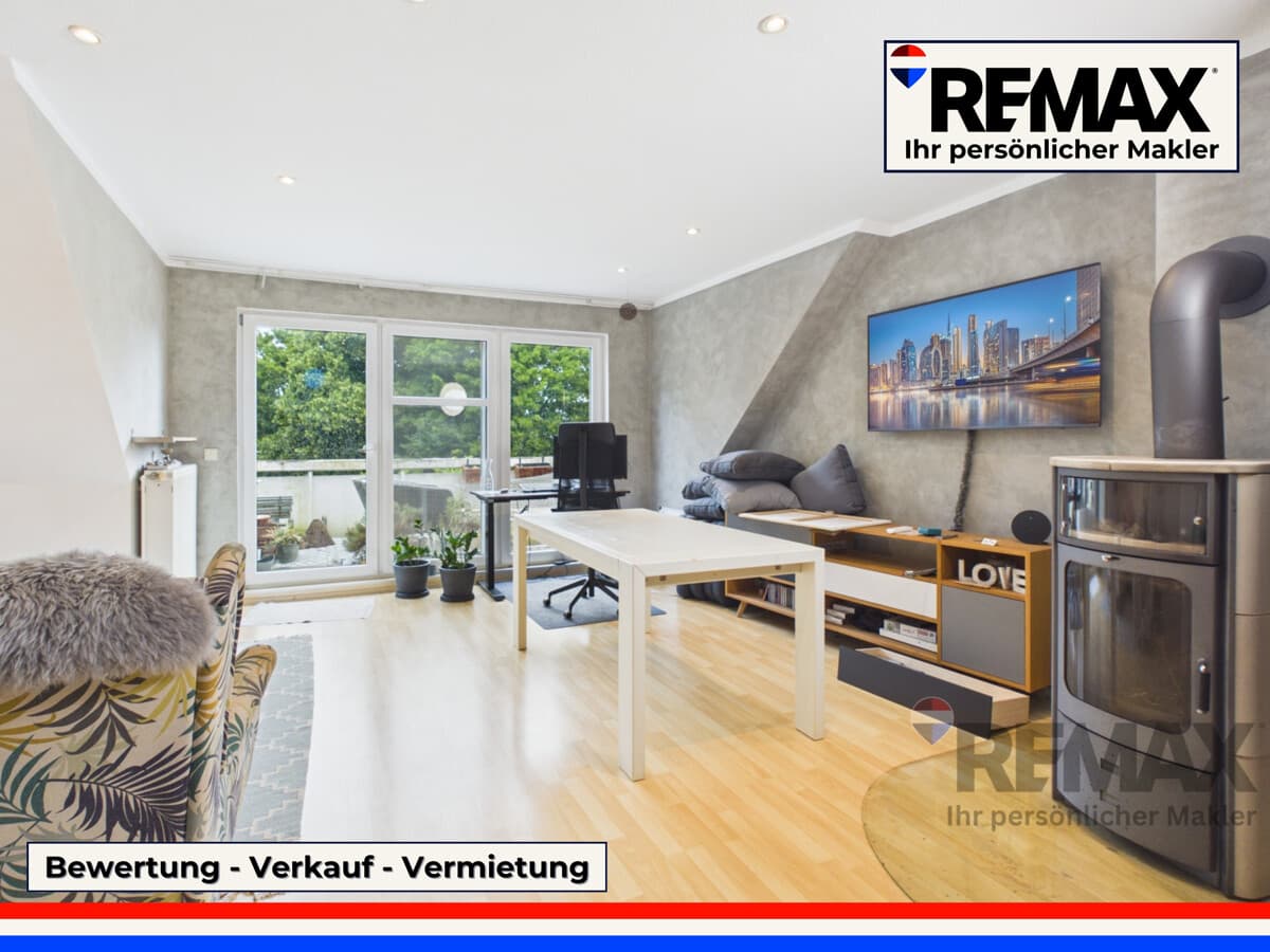 Großzügige Dachgeschoss-Maisonettwohnung mit Sonnenbalkon und Kaminofen in Laboe