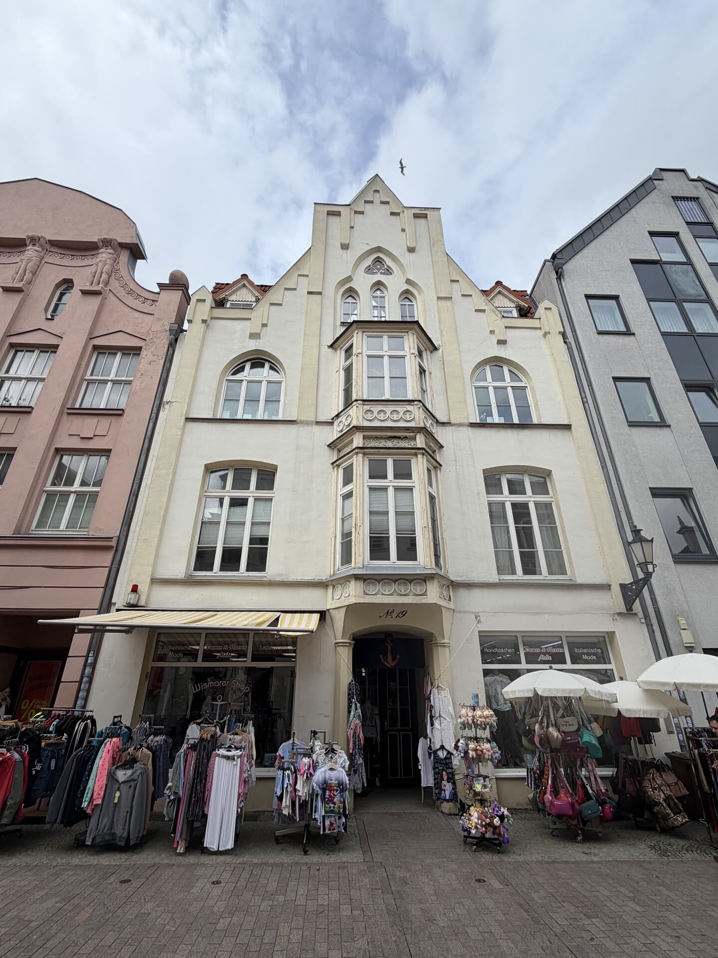 große Altbauwohnung im I. Obergeschoss in der Fußgängerzone der Hansestadt Wismar an der Ostsee !!!