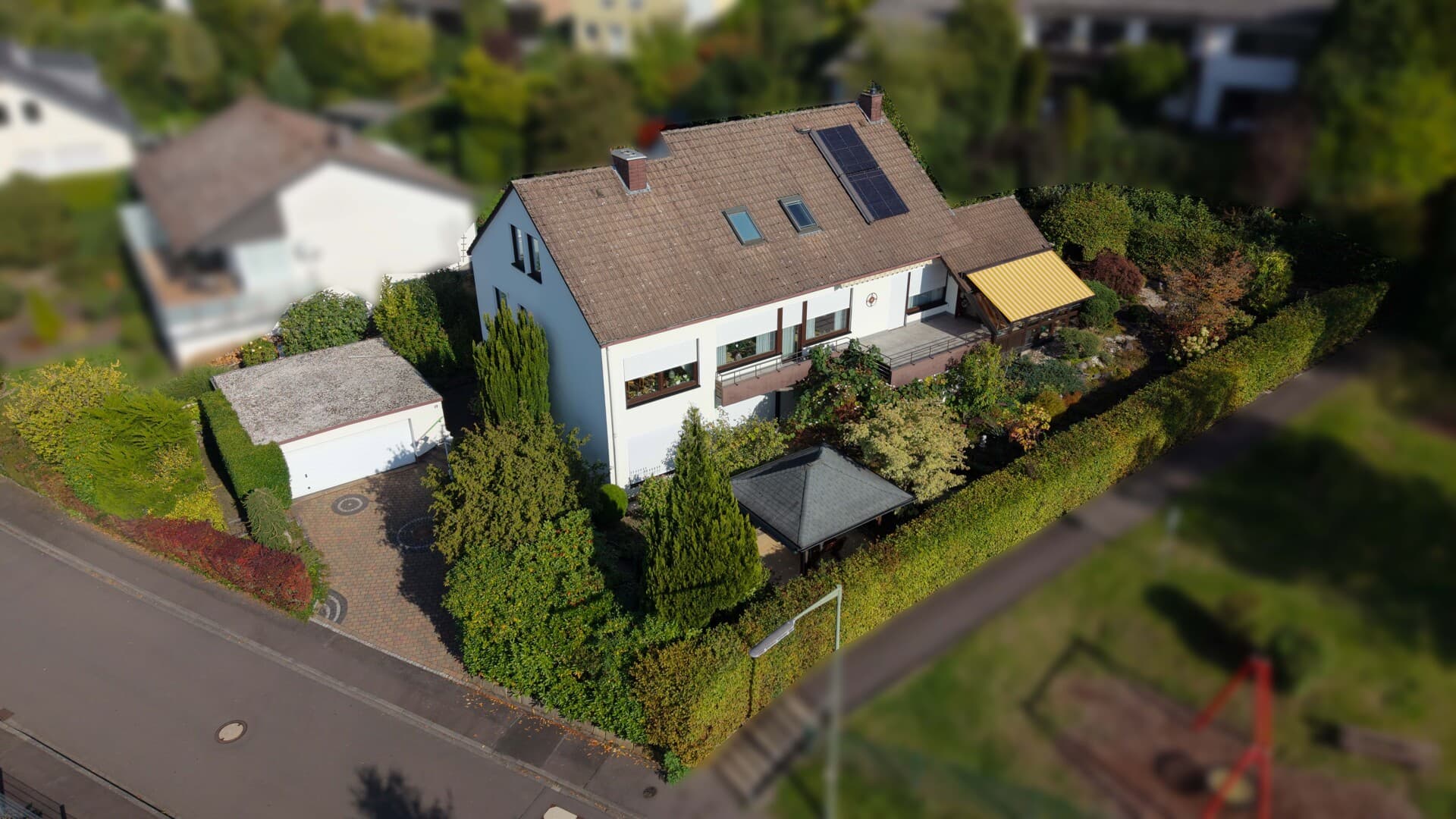 Platz zum Wohlfühlen: Gepflegtes Haus mit liebevoll angelegtem Garten, Einliegerwohnung und Aussicht