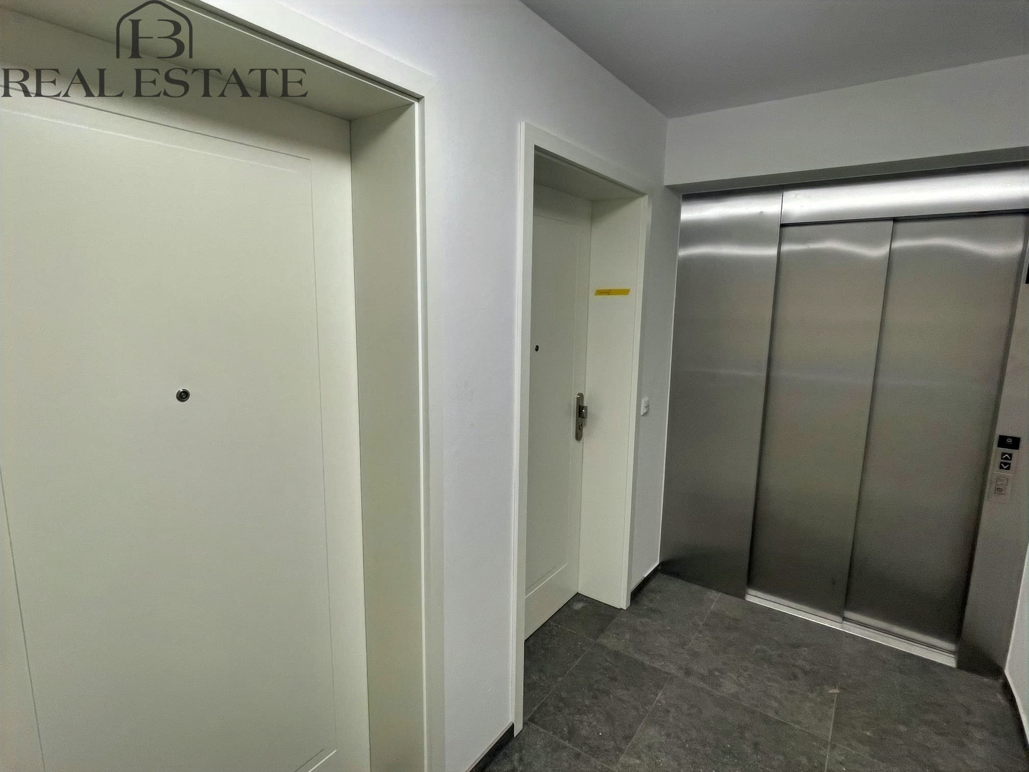Schöne 4-Raumwohnung im 1. Obergeschoss mit Fahrstuhl und Tiefgarage!