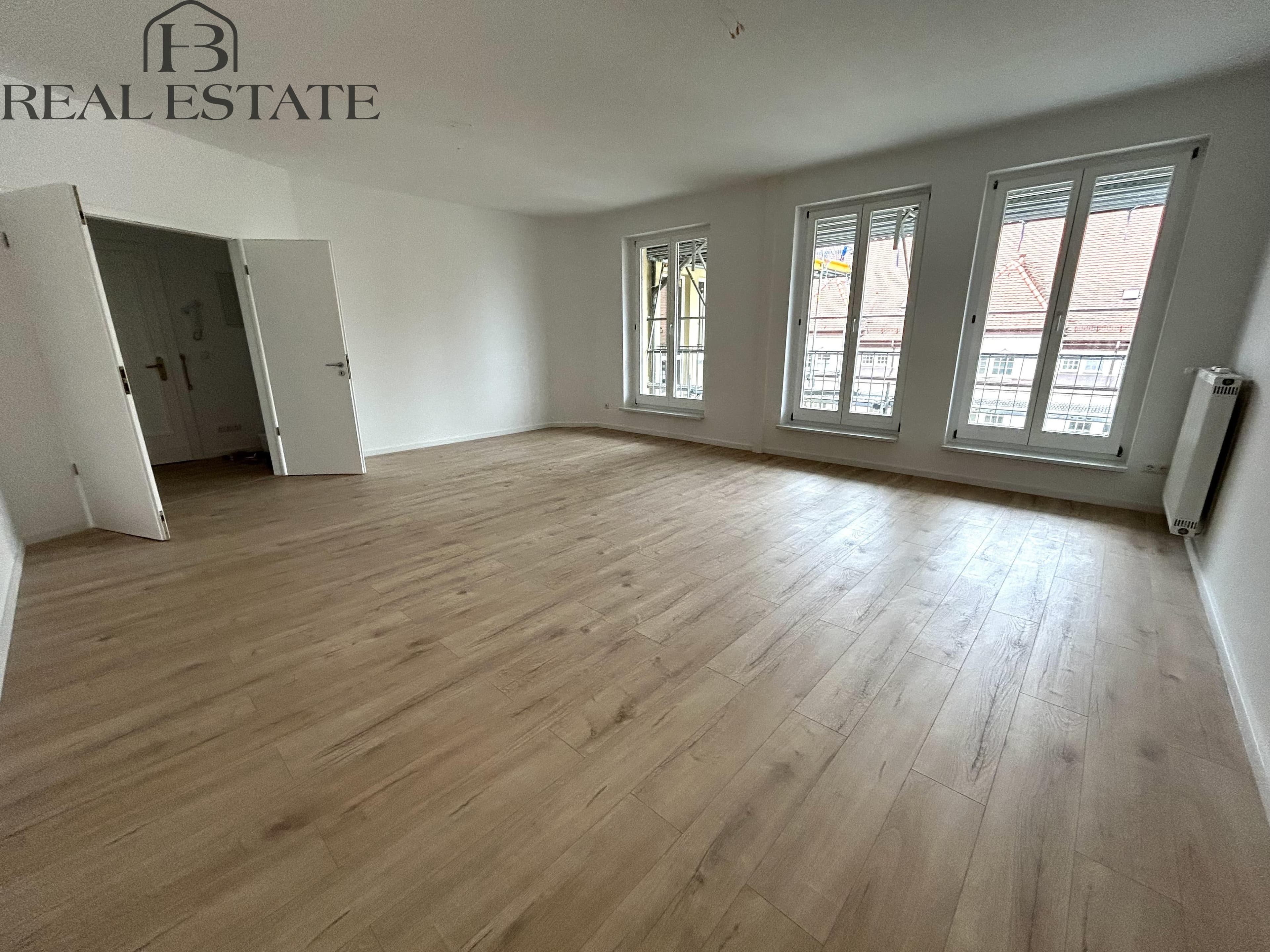 Großzügige Altbauwohnung in der Hegelstraße !