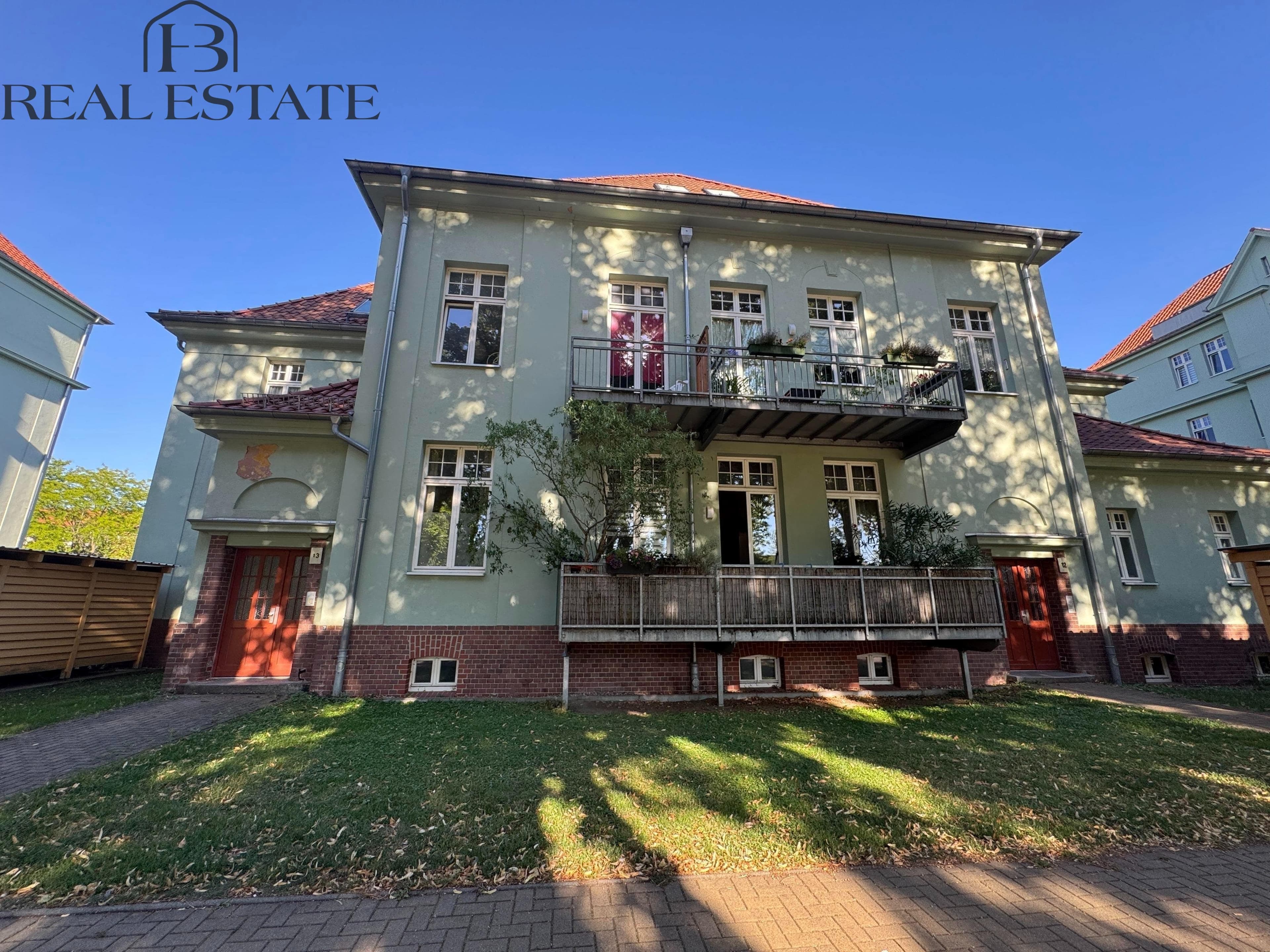 Kapitalanlage in Stadtfeld-West: 2-Raum-Wohnung mit Balkon und Stellplatz