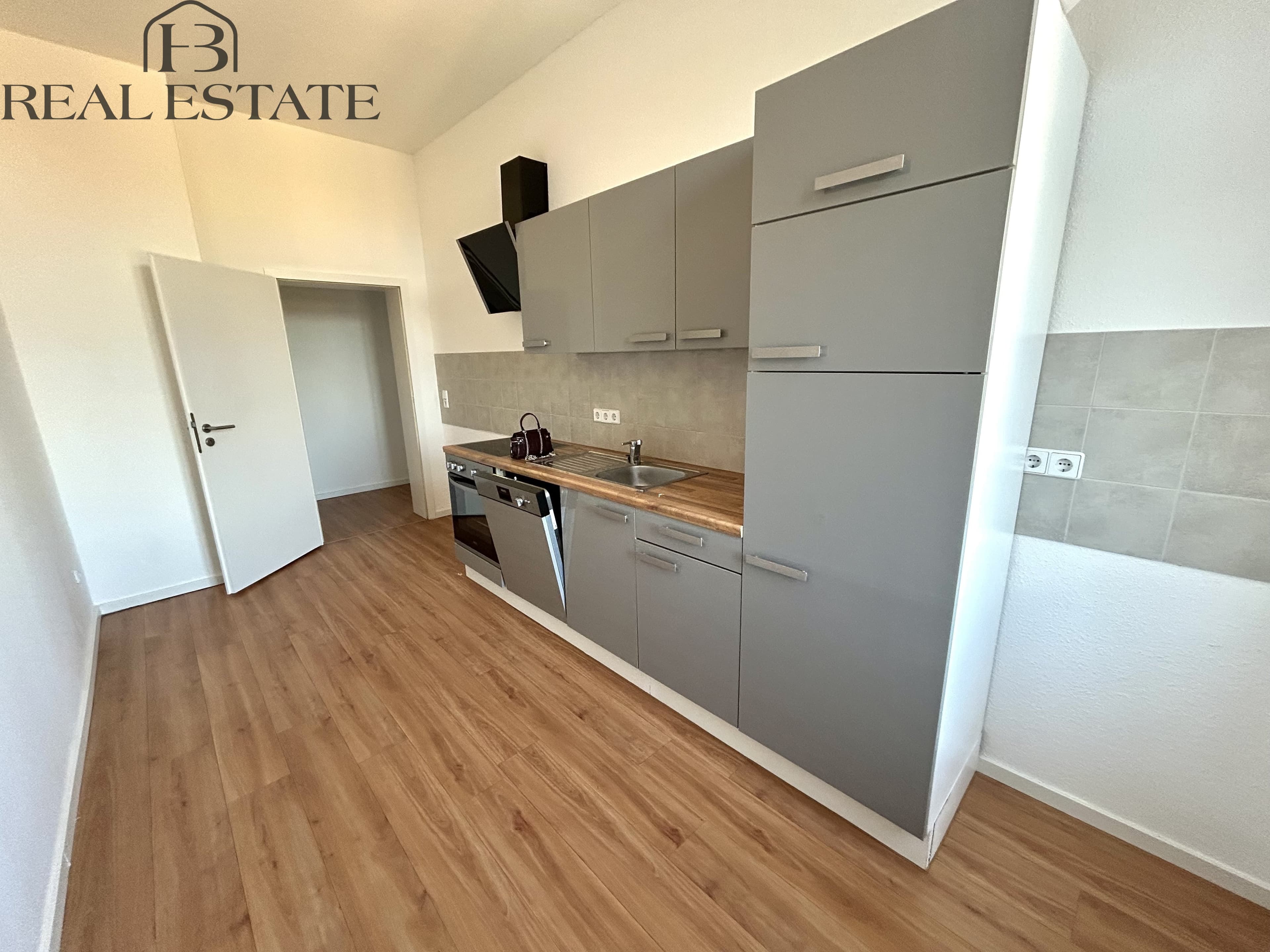 Schöne 2-Raumwohnung mit EInbauküche !