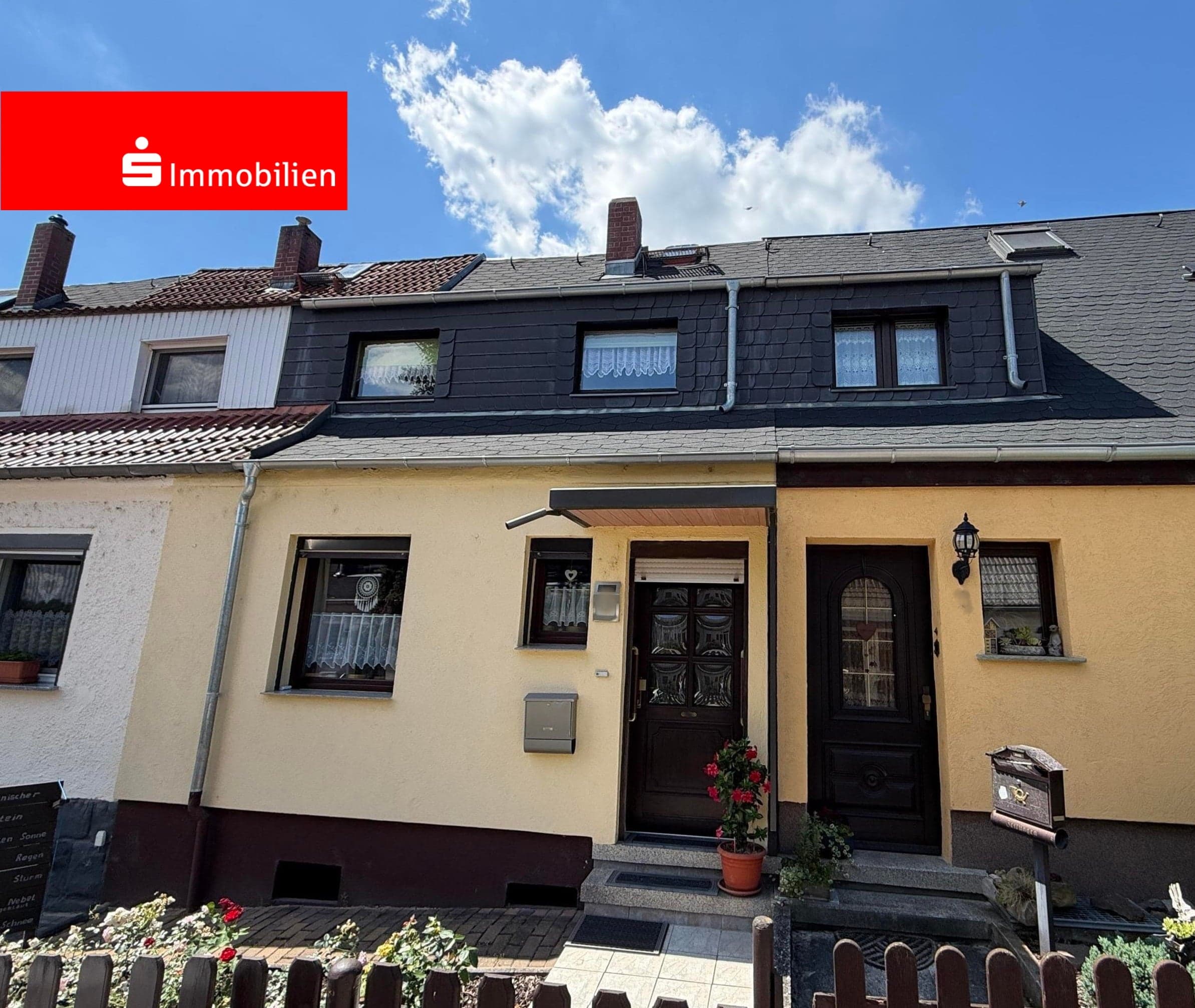 Kleines Familienglück mit grünem Gartenparadies