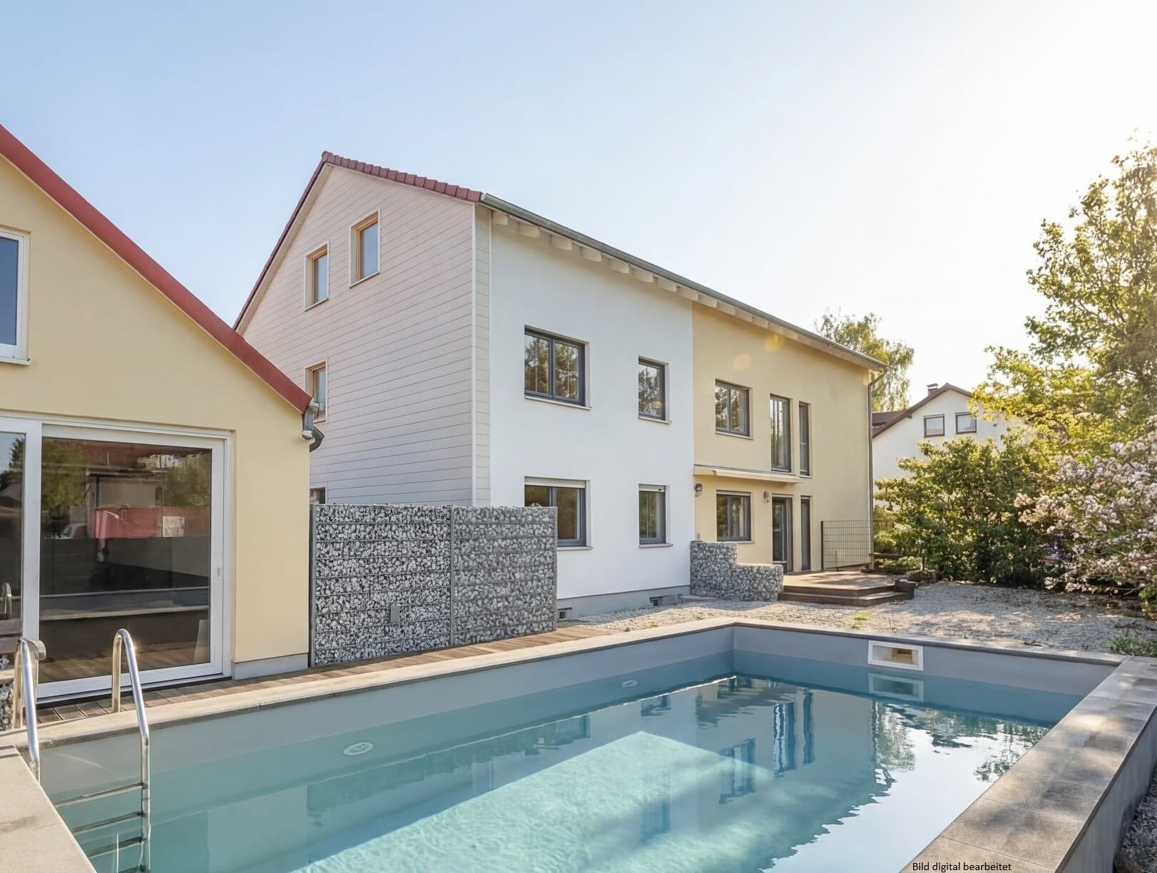 Großzügiges Mehrfamilienhaus, Pool u. Garage, gepflegt, teilrenoviert - Bes: FR 23.10. ind. Vereinb.