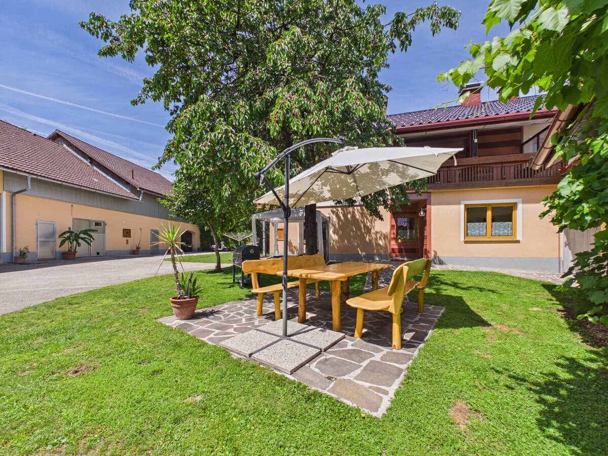 Landwirtschaftliches Anwesen mit Privatsphäre – Wohnhaus, Stallungen, Tenne & Destille