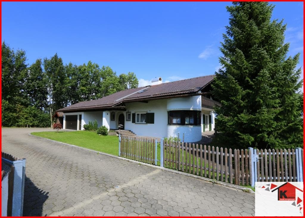 Großes Einfamilienhaus mit Einlegerwohnung