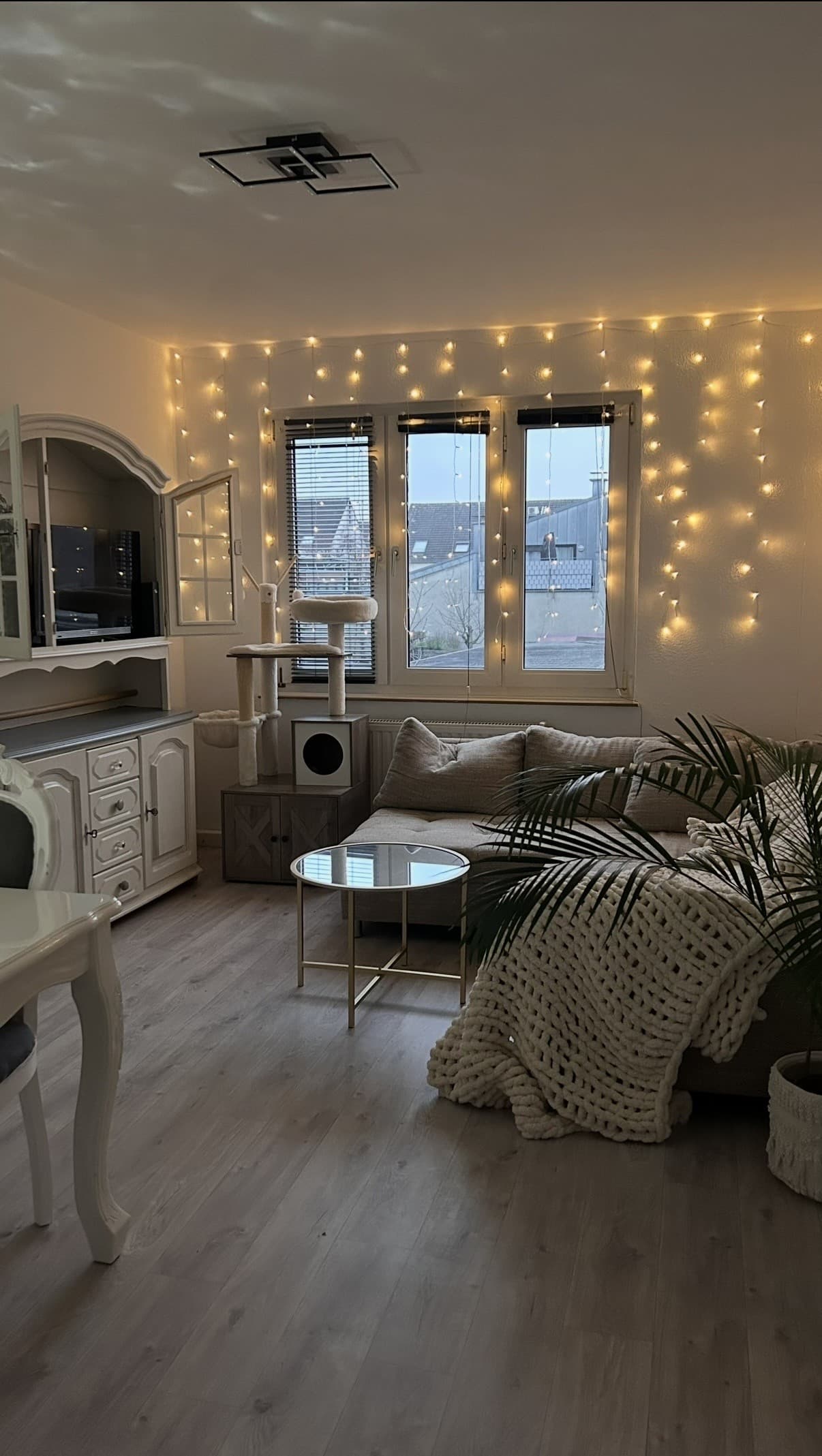 Eine gemütliche Wohnung mit kleinem Balkon