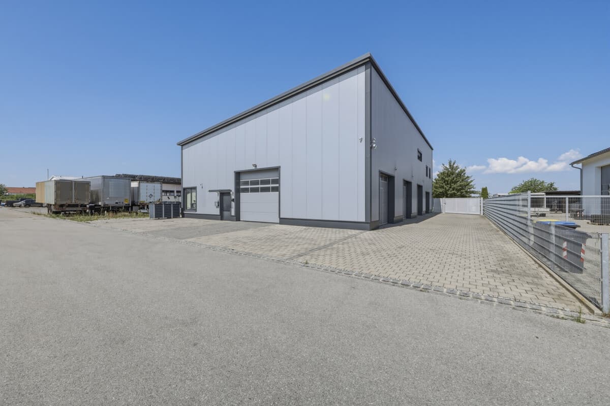 Moderne Gewerbehalle mit Betriebsleiterwohnung in Graben