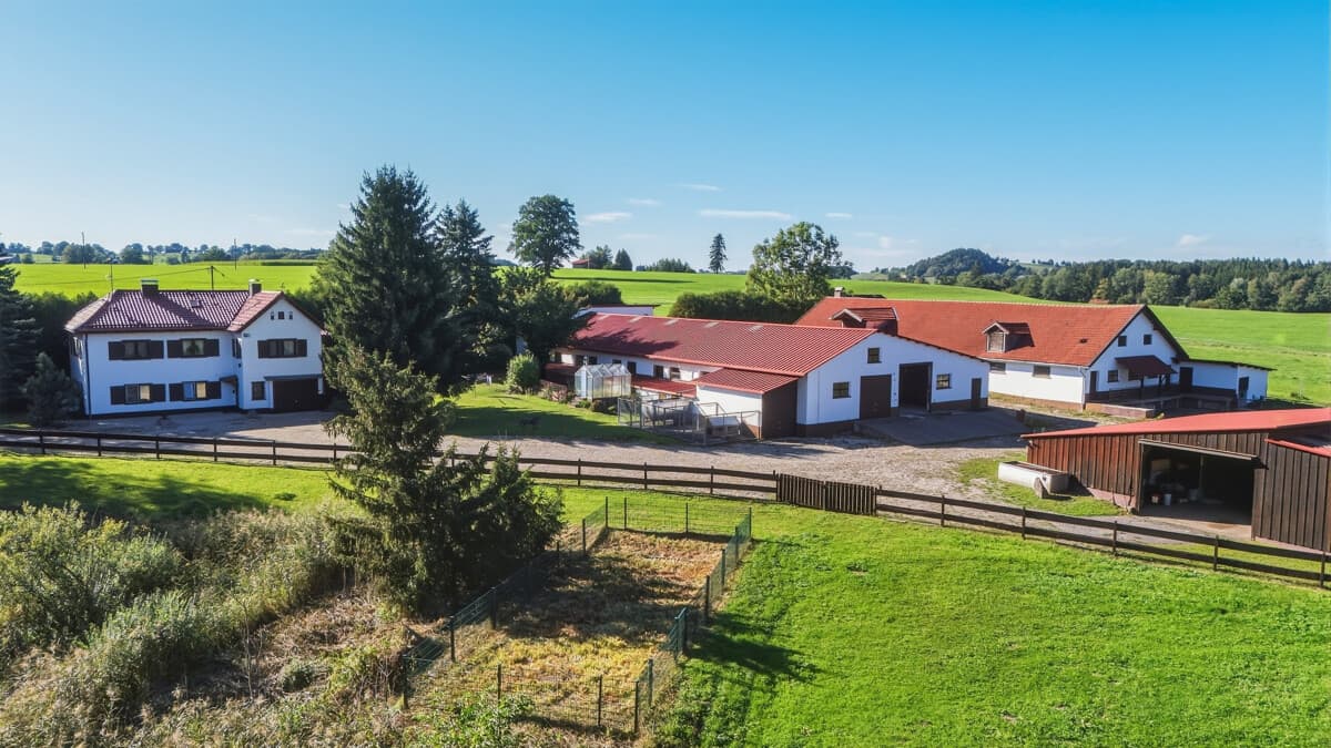 Großzügige Reitanlage mit Wohnhaus in Rott