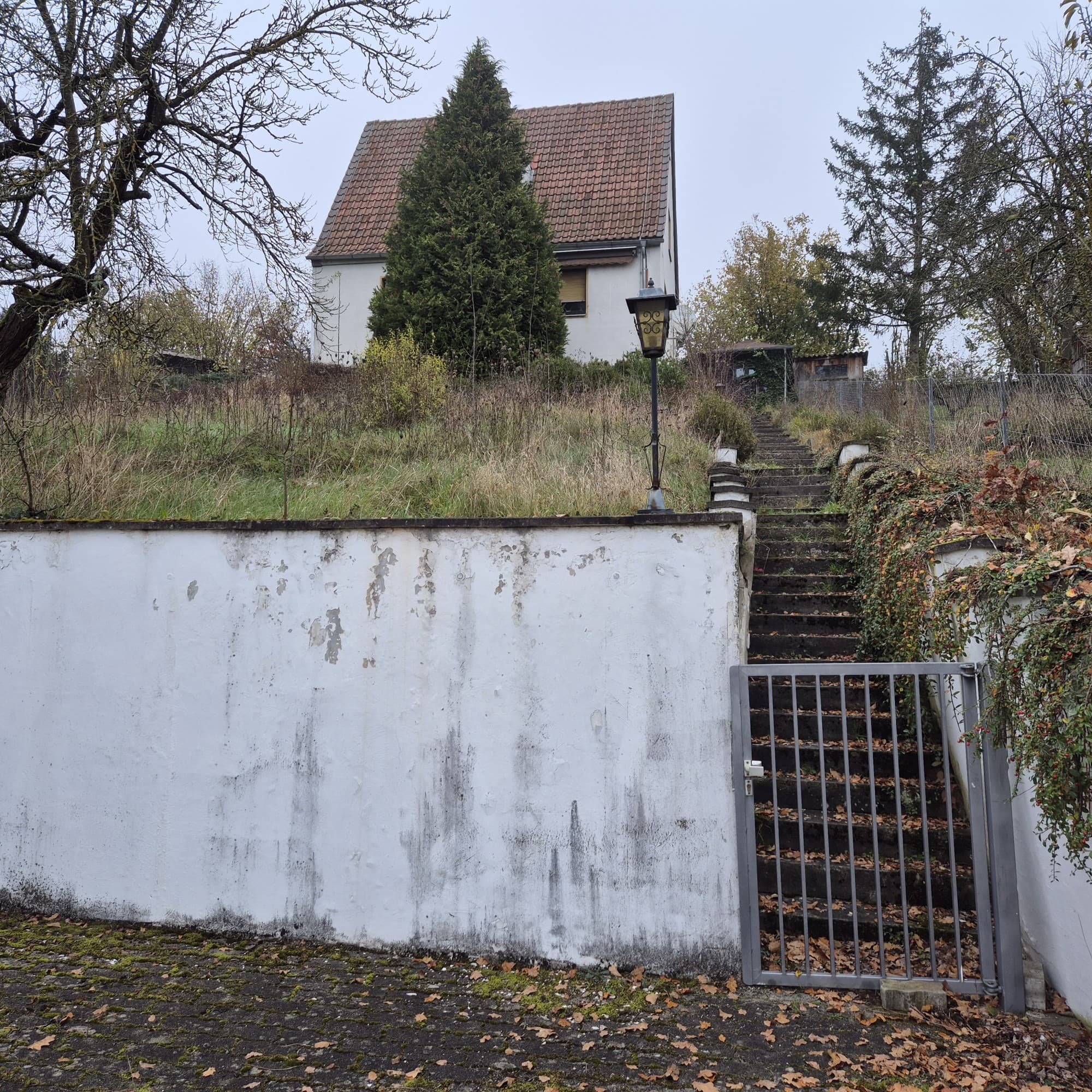 PREISRUTSCH um 60.000 - Hang-Grundstück (611 m²) mit Haus in Langenzenn