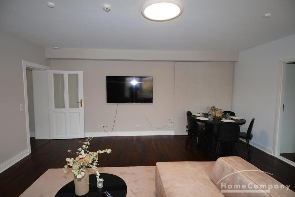 Sehr schöne Wohnung in einmaliger Villa in Westend