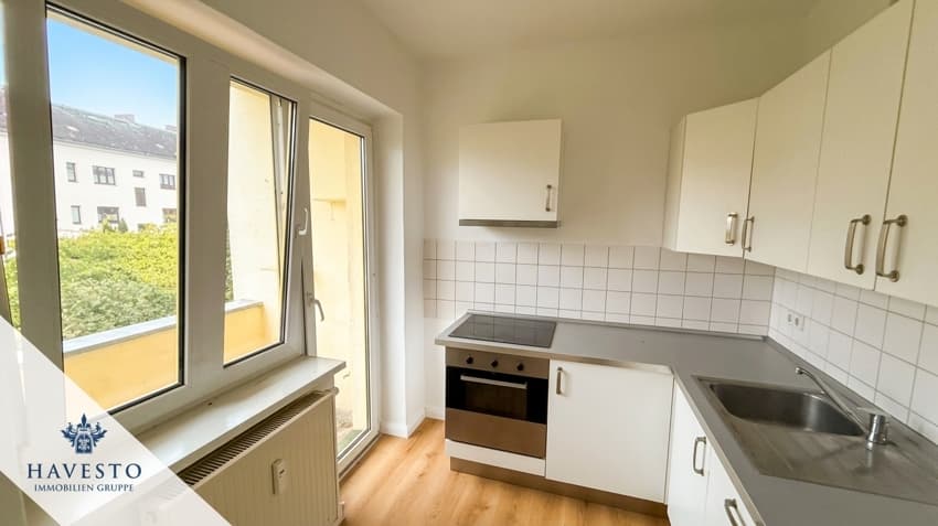 Frisch renovierte 2-Zimmer-Wohnung mit Einbauküche, Wannenbad und Balkon ins Grüne
