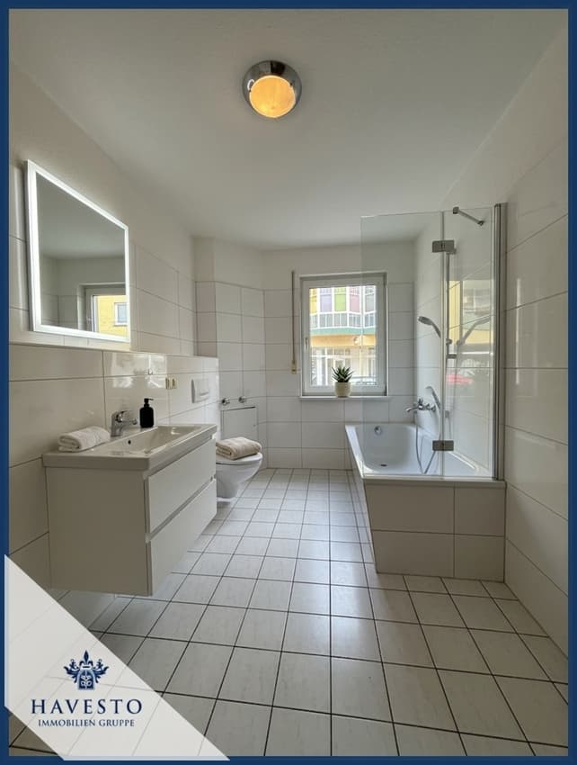 Modernisiertes Wohnglück: 2 Zimmer Wohnung mit Balkon, neuer Einbauküche und Stellplatz!