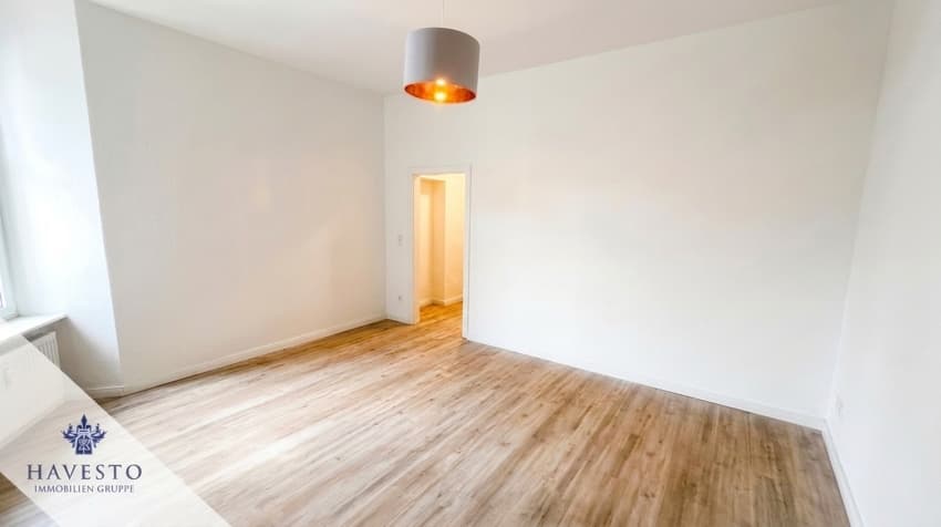 Helle 4-Zimmer-Altbauwohnung mit Wannenbad und großem Balkon zum ruhigen Innenhof