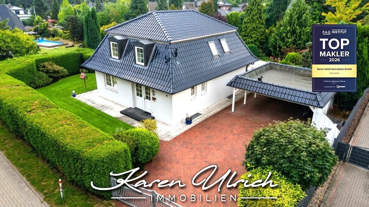 Weißes Mansarddachhaus in Massivbauweise