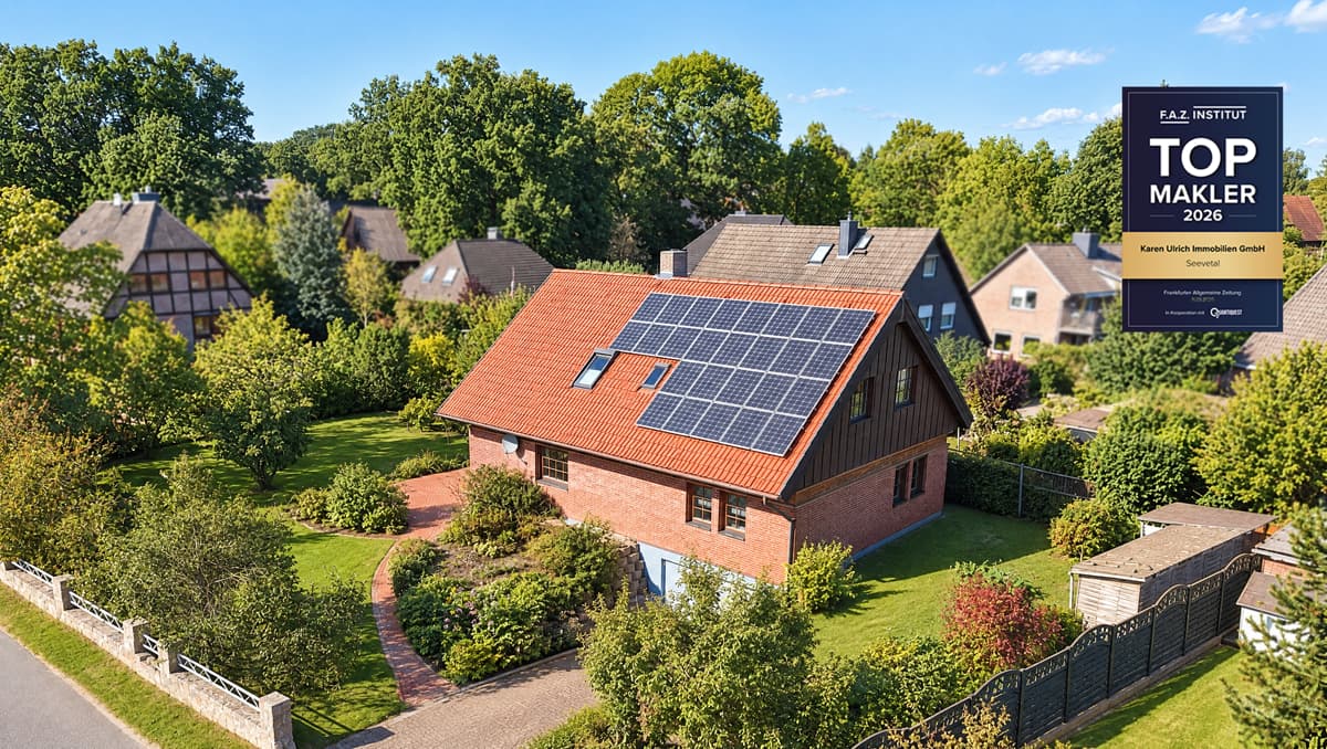 Niedrige Energiekosten & Echtholz-Charme: Massives Finnland-Holzhaus mit PV