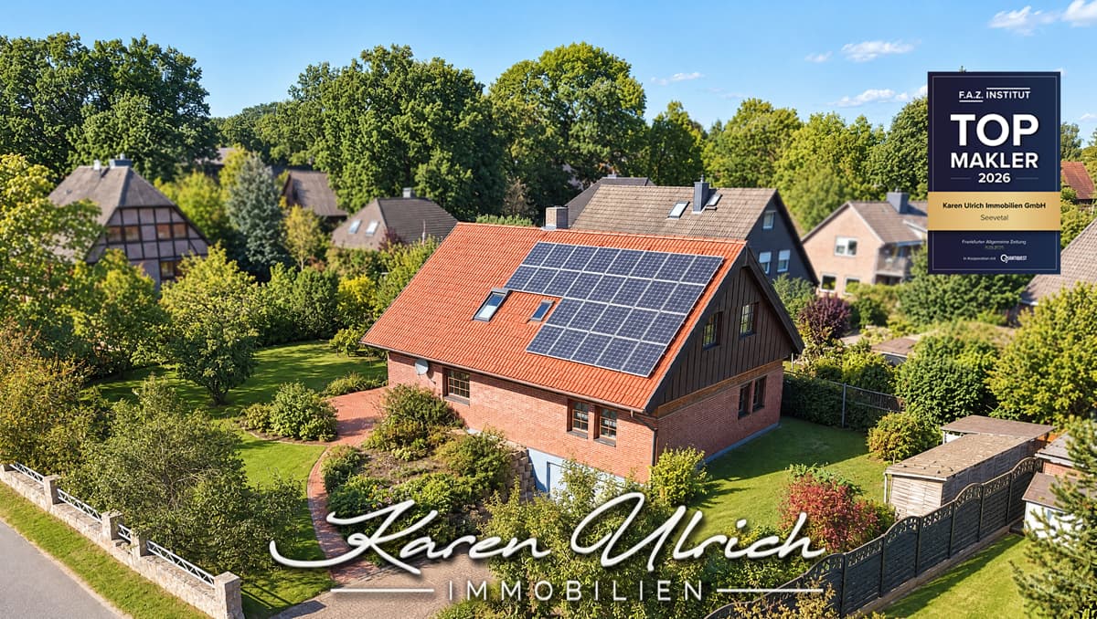 Niedrige Energiekosten & Echtholz-Charme: Massives Finnland-Holzhaus mit PV