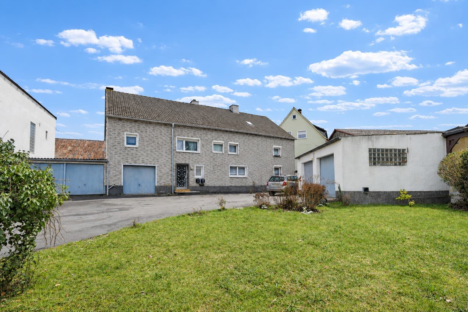 Ca. 306 m² großes Zweifamilienhaus mit viel Potenzial, 6 Garagen zzgl. Halle in IS-Letmathe