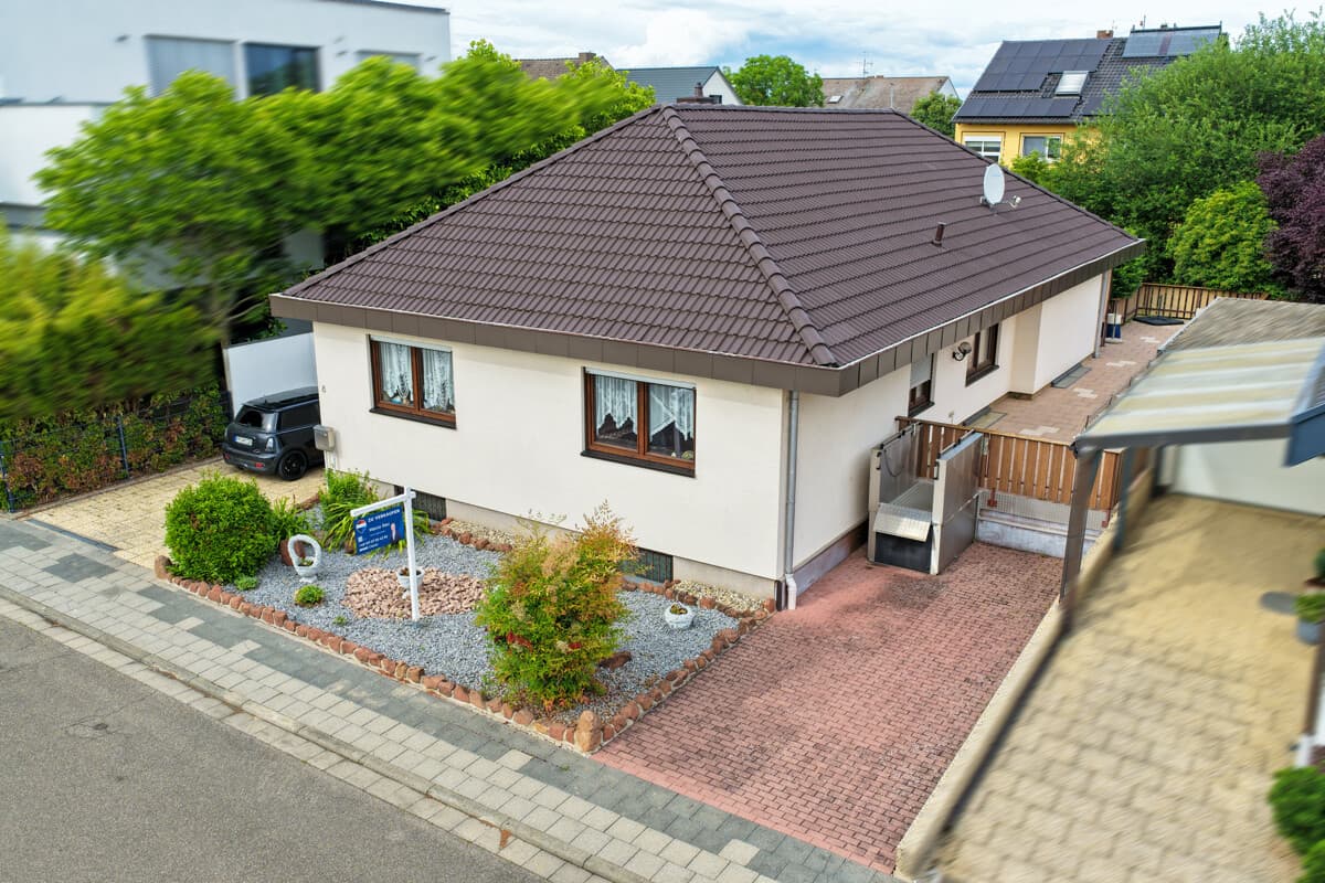 Exklusiver Modernisierter Bungalow mit barrierefreiem Wohnkonzept und großer Dachterrasse