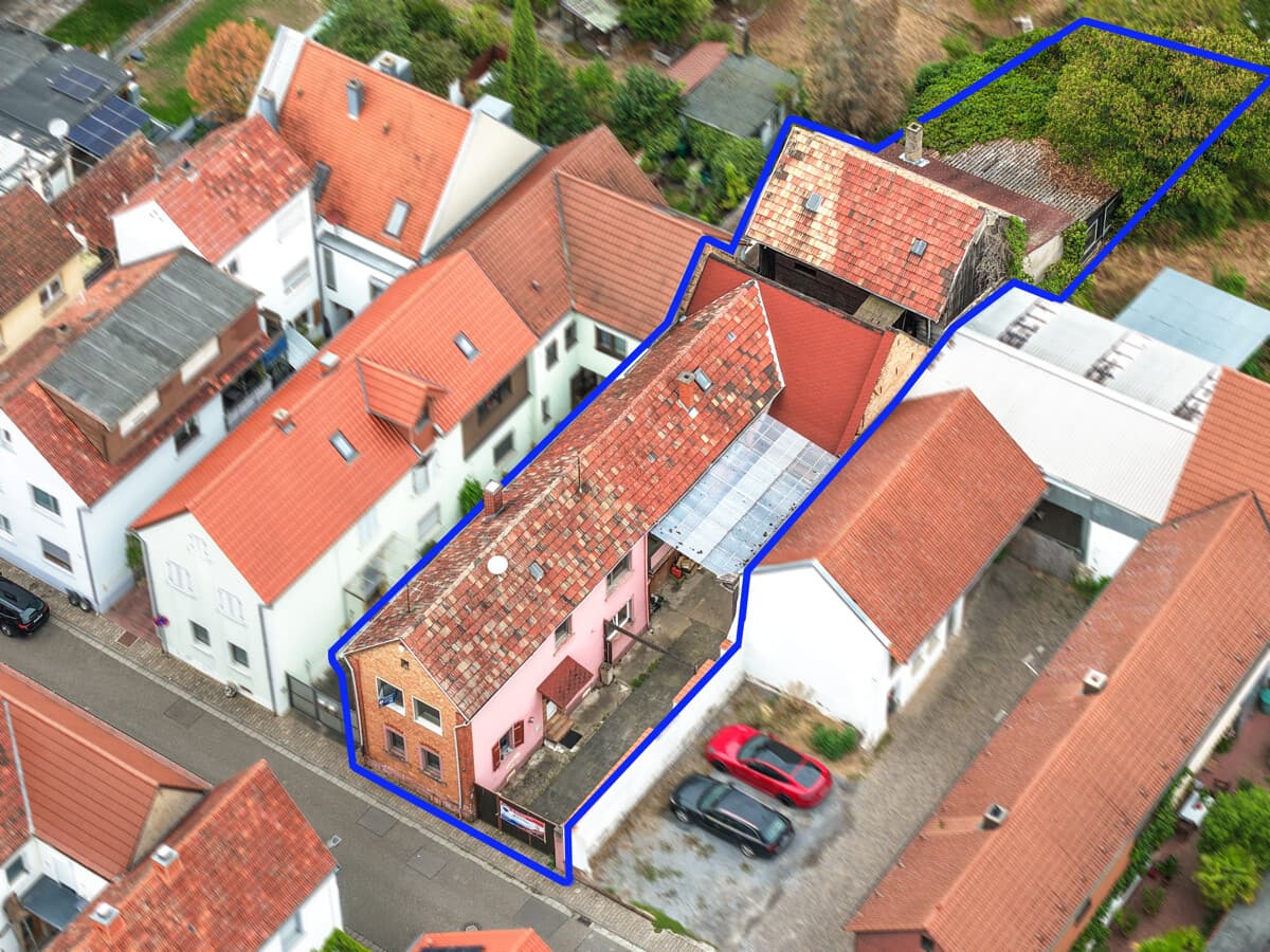 Handwerker aufgepasst! Sanierungsbedürftiges Haus mit viel Potenzial