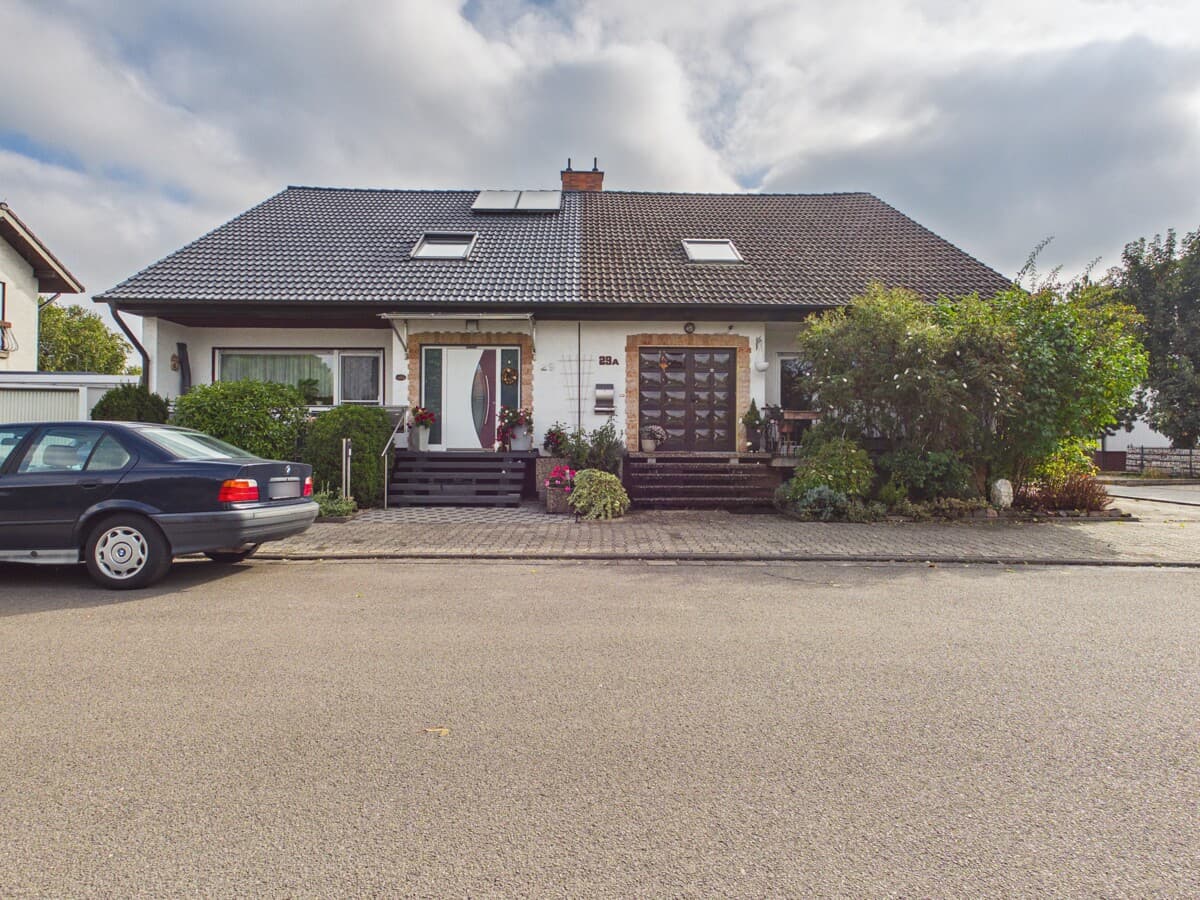 Familienglück ! Einzugsbereite, modernisierte große DHH mit Garage in Spielstraße