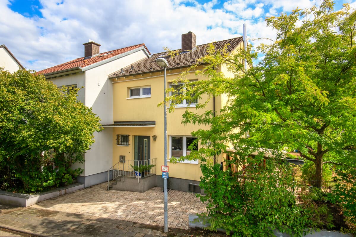 Familientraum mit großem Garten und Garage!