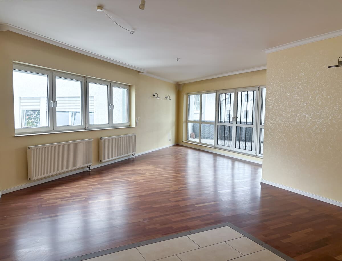 Lichtdurchflutete Wohnung mit großer Loggia & Stellplatz