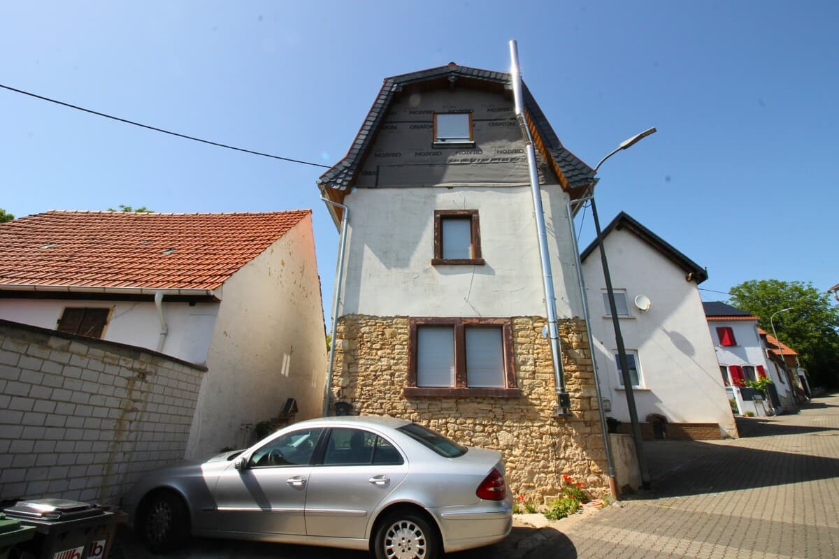 **OFFENES BIETERVERFAHREN! – Traumhaft saniertes Einfamilienhaus mit Kamin, Schreinerhalle & großem Potenzial**