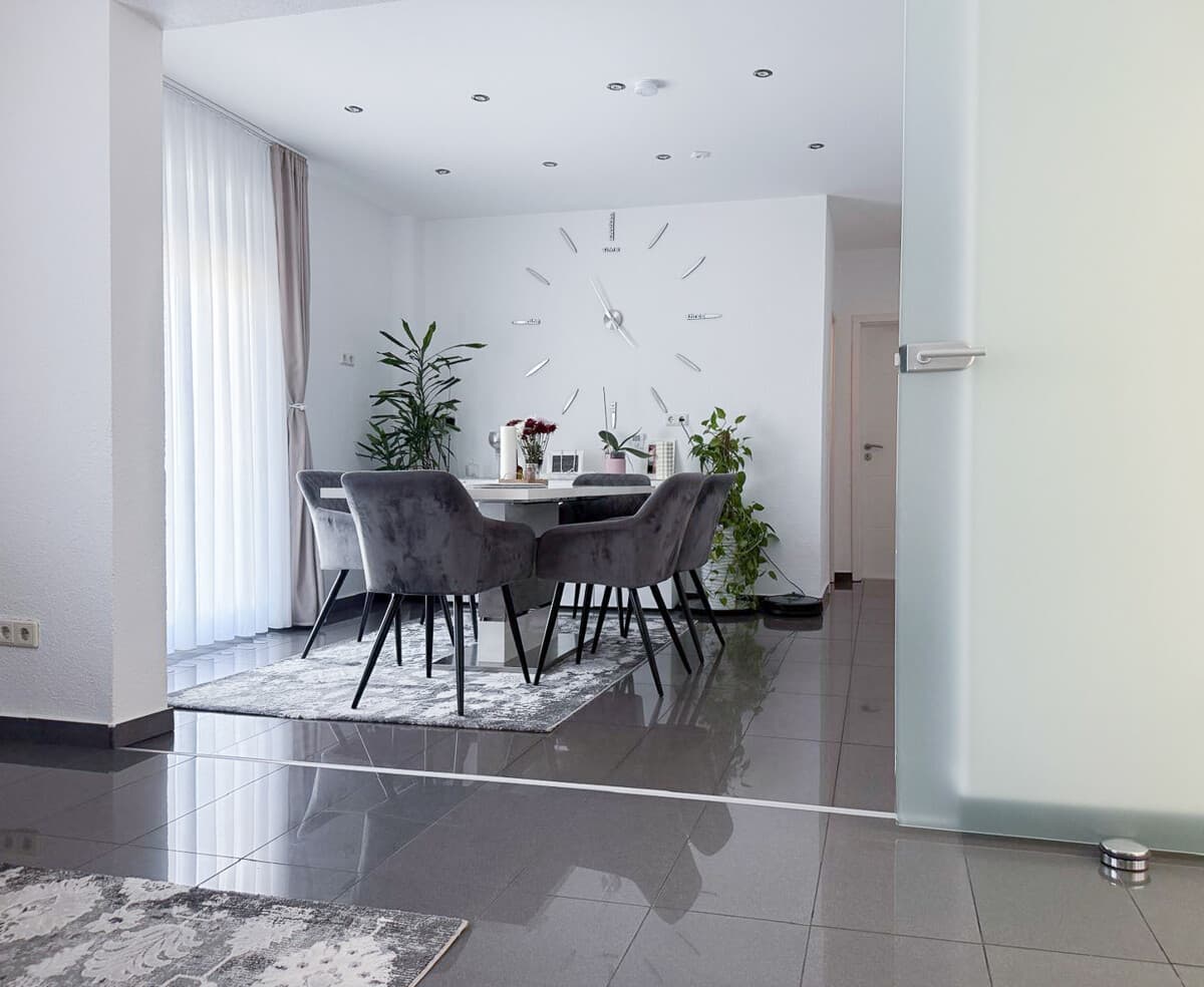 Wohnen oder wieder teilen: 3,5-Zimmer-Wohnung aus ursprünglich 2 separaten Einheiten mit Terrasse
