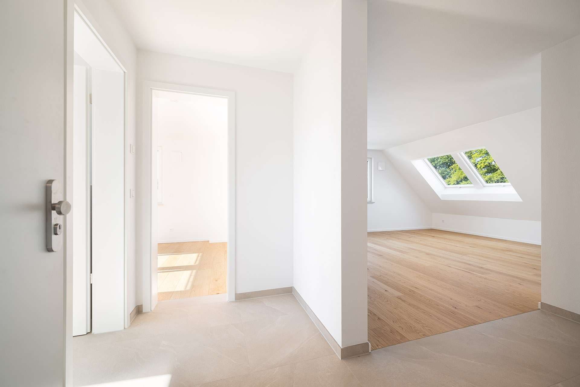 NEUBAU-DG-Wohnung über zwei Etagen mit ausgebautem Speicher (Studio), sonniger Dachterrasse + Balkon