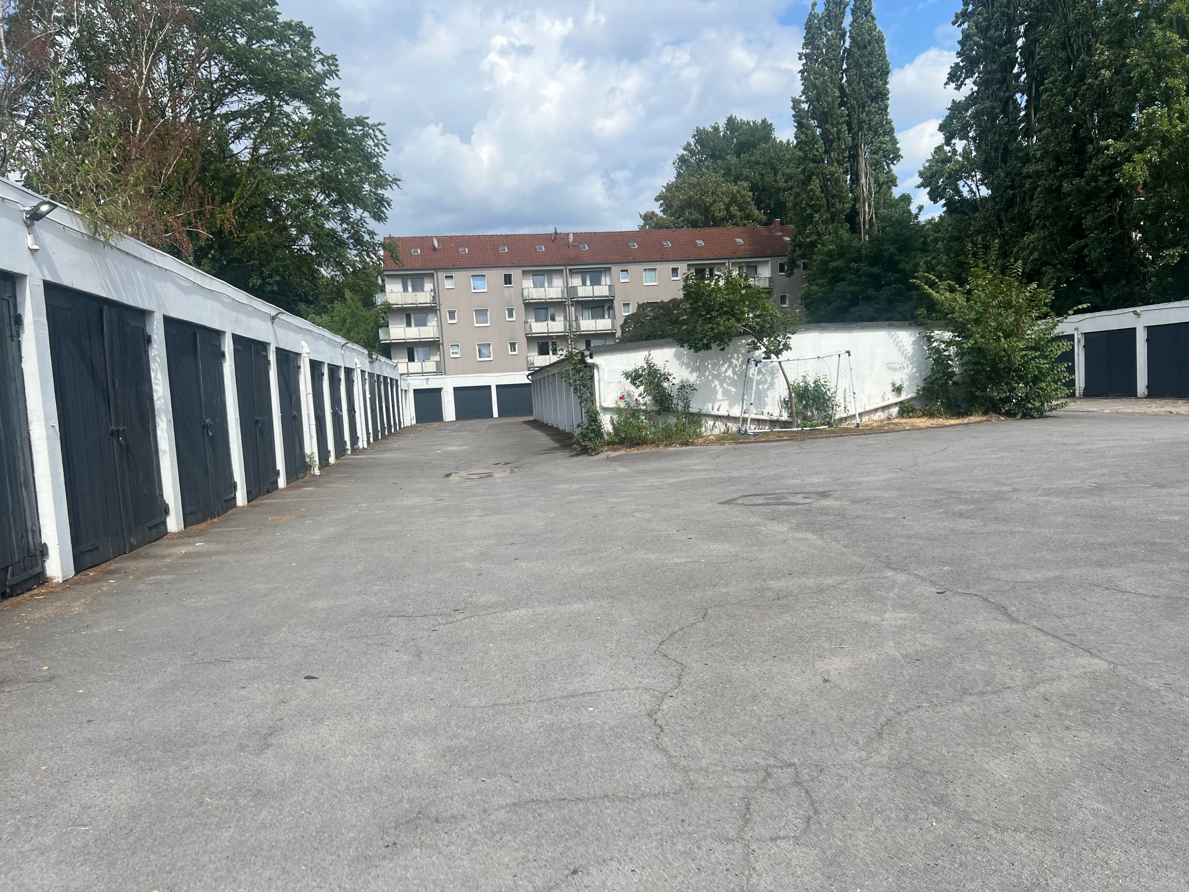 Renditeobjekt: Garagenhof mit Garagen, Stellplätzen und Werkstatt