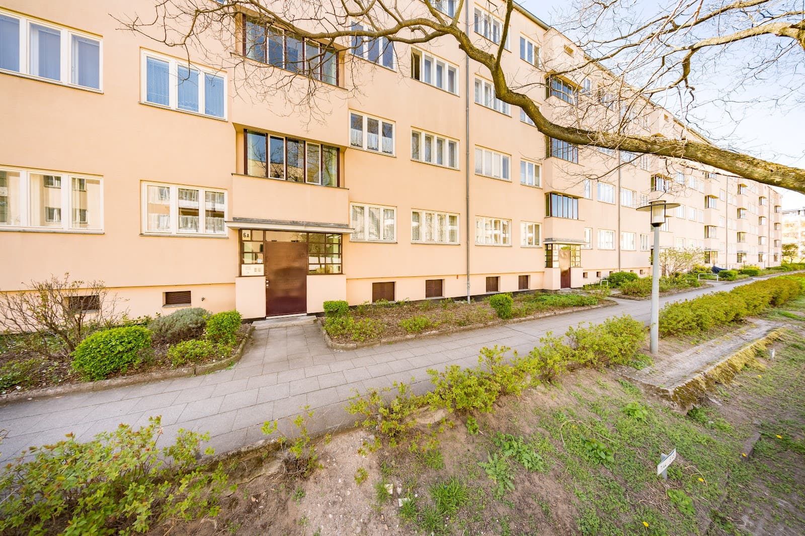 Helle 2-Zimmer-Wohnung mit Balkon u. Tageslichtbad für Selbstrenovierer–WBS-Berechtigung 100 bis 140