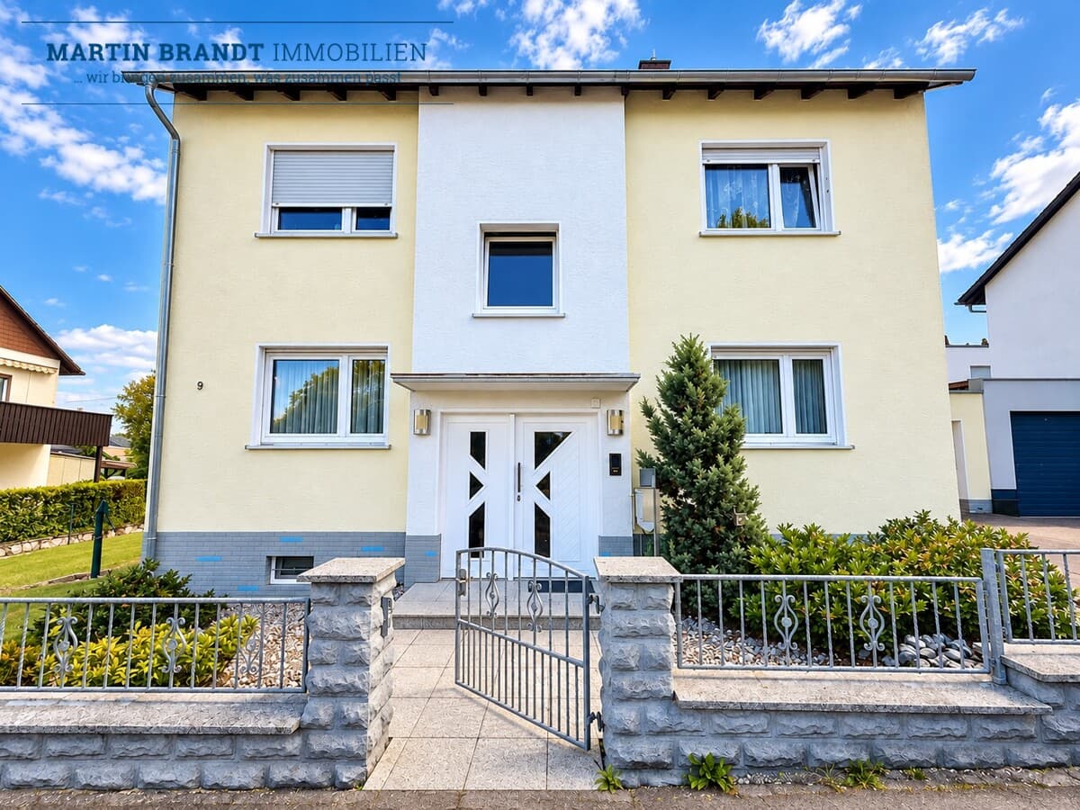 Freistehendes Zweifamilienhaus mit großen Grundstück
in ruhiger Wohnlage von Idstein / Wörsdorf