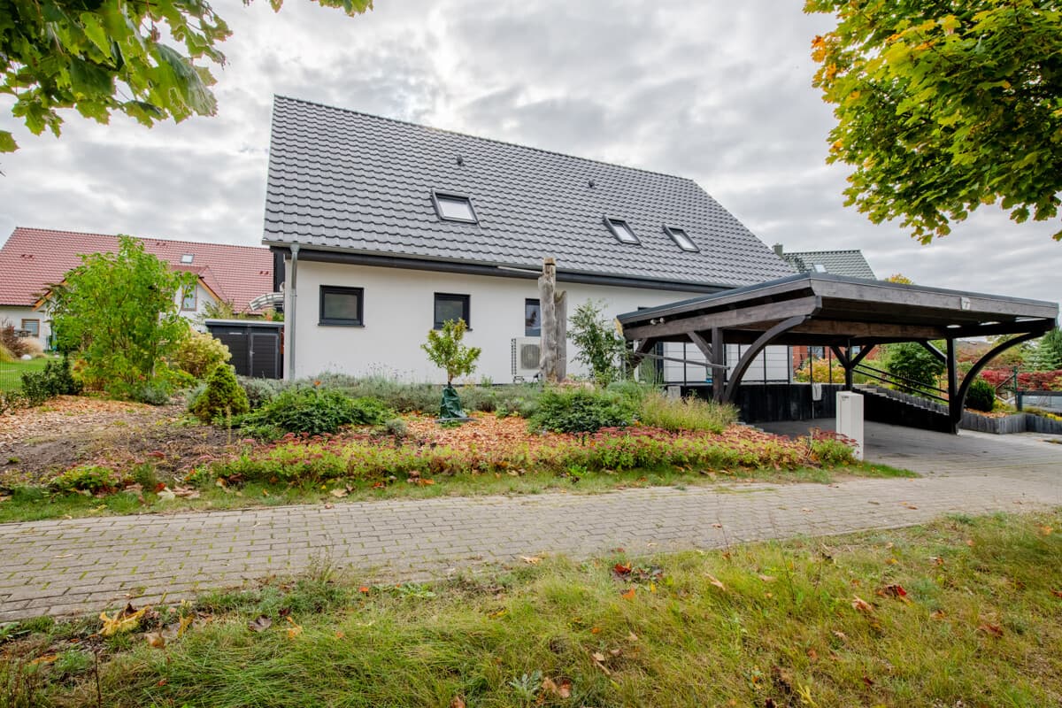 Smart investieren – Modernes Energie-Effizienzhaus mit Einliegerwohnung